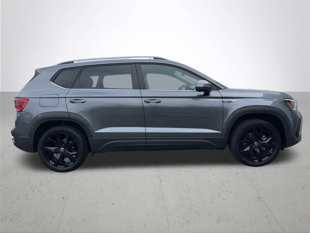 Used 2023 Volkswagen Taos SE w/ Panoramic Sunroof Package FWD image 4