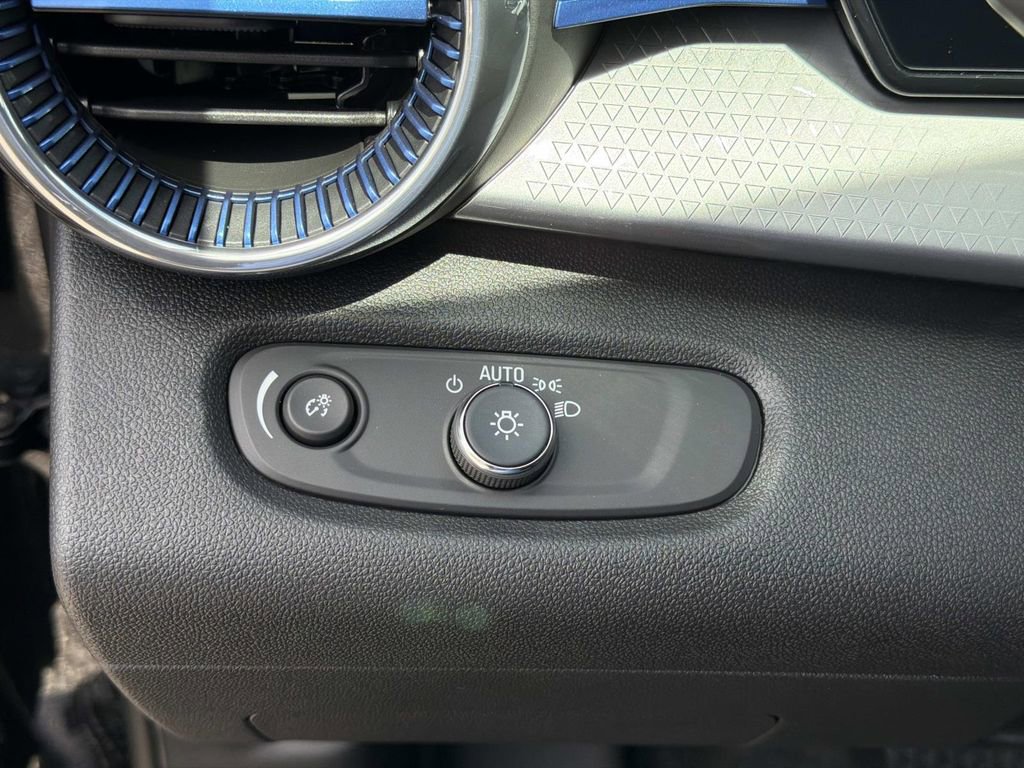 New 2026 Chevrolet Trax LT w/ LT Convenience Package FWD image 21