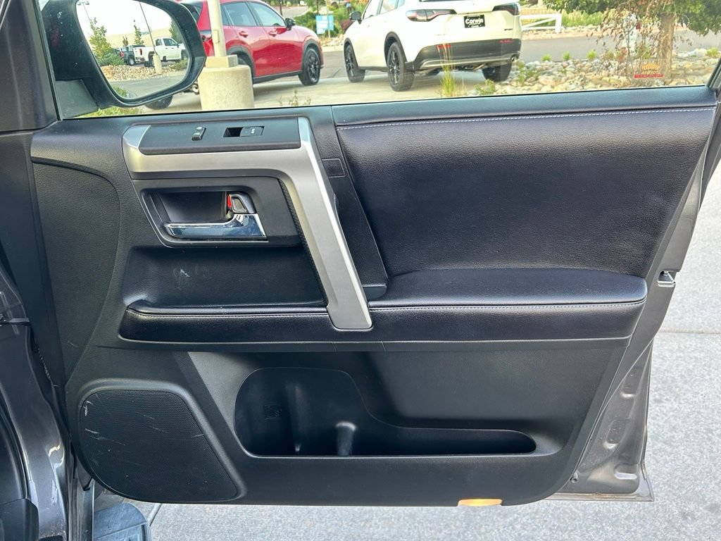 Used 2017 Toyota 4Runner SR5 AWD/4WD image 31