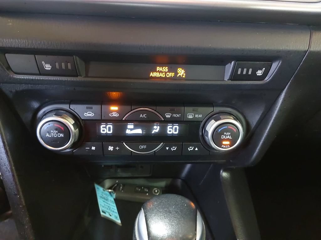 Used 2018 MAZDA MAZDA3 Touring FWD image 23
