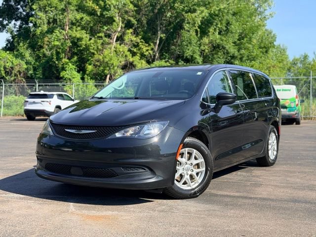 Used 2022 Chrysler Voyager LX FWD image 2