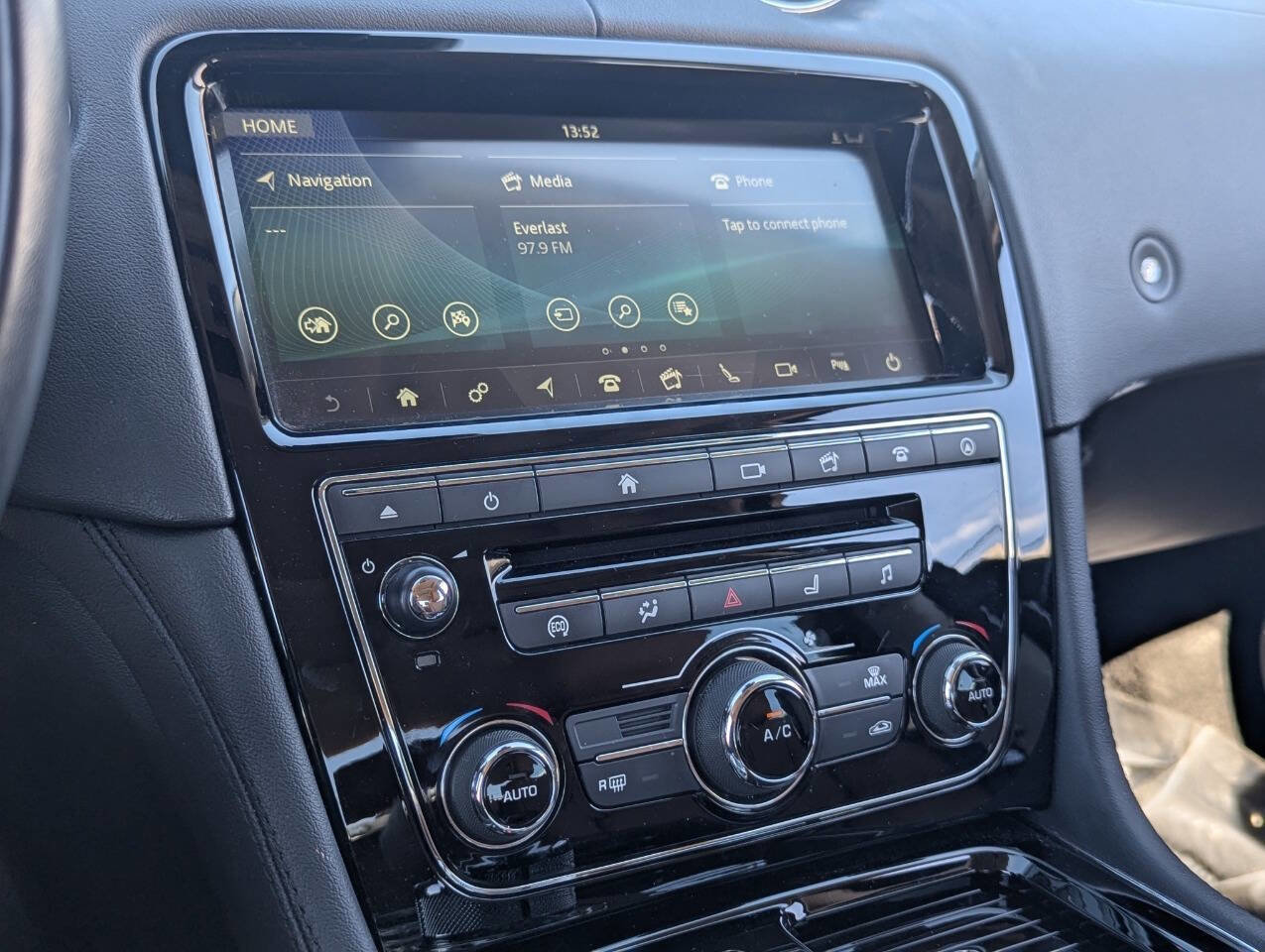 Used 2019 Jaguar XJ R-Sport image 26