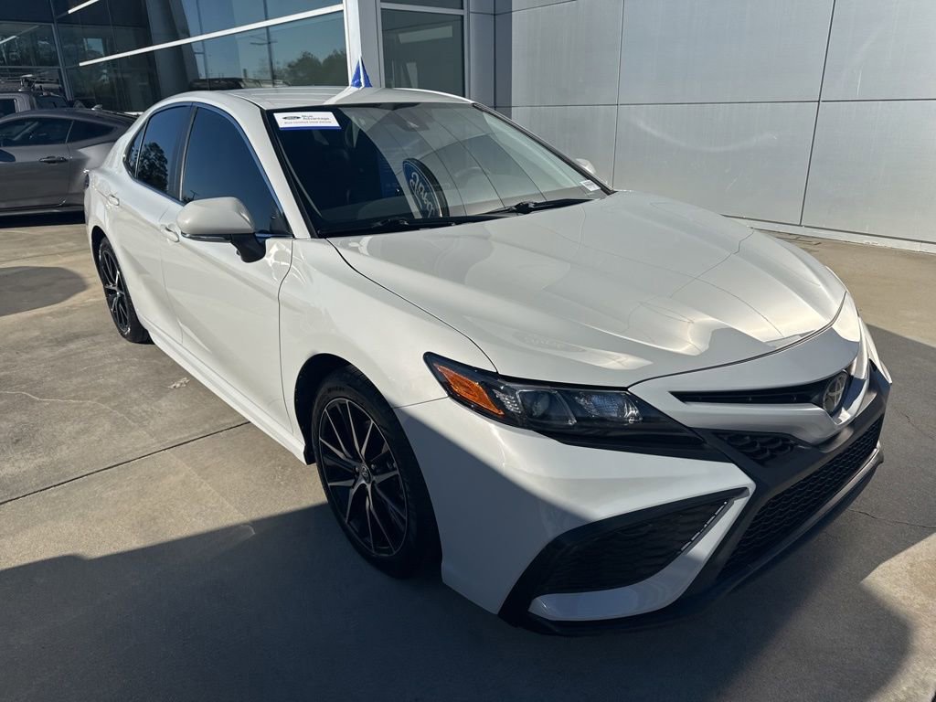 Used 2024 Toyota Camry SE image 1