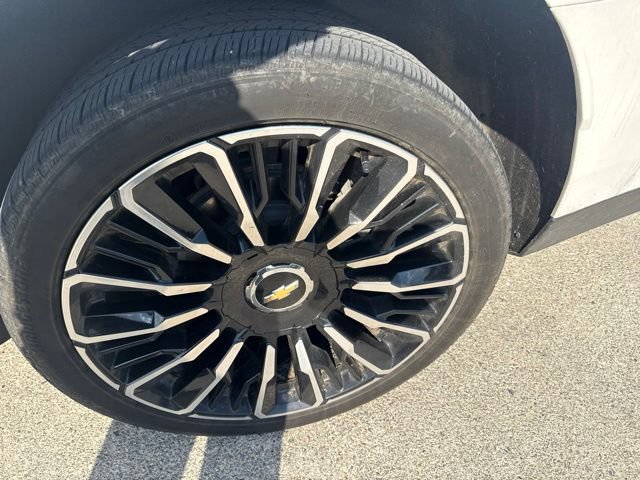 Used 2025 Chevrolet Suburban High Country AWD/4WD image 17