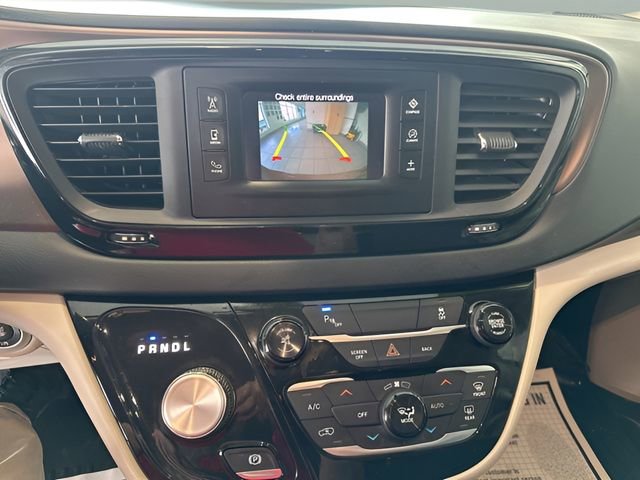 Used 2017 Chrysler Pacifica Touring-L FWD image 11