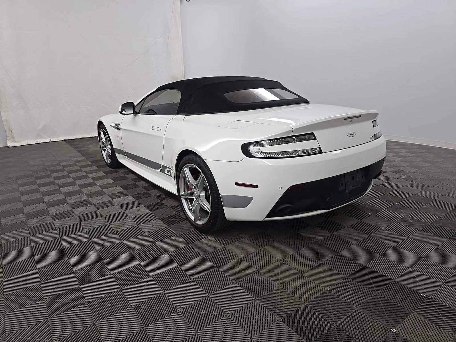 Used 2016 Aston Martin V8 Vantage GT RWD image 6