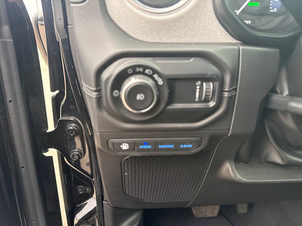 Used 2025 Jeep Wrangler Unlimited Sahara AWD/4WD image 14