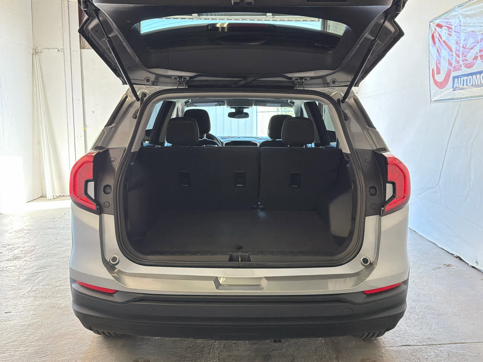 Used 2023 GMC Terrain SLE w/ Driver Convenience Package FWD image 7