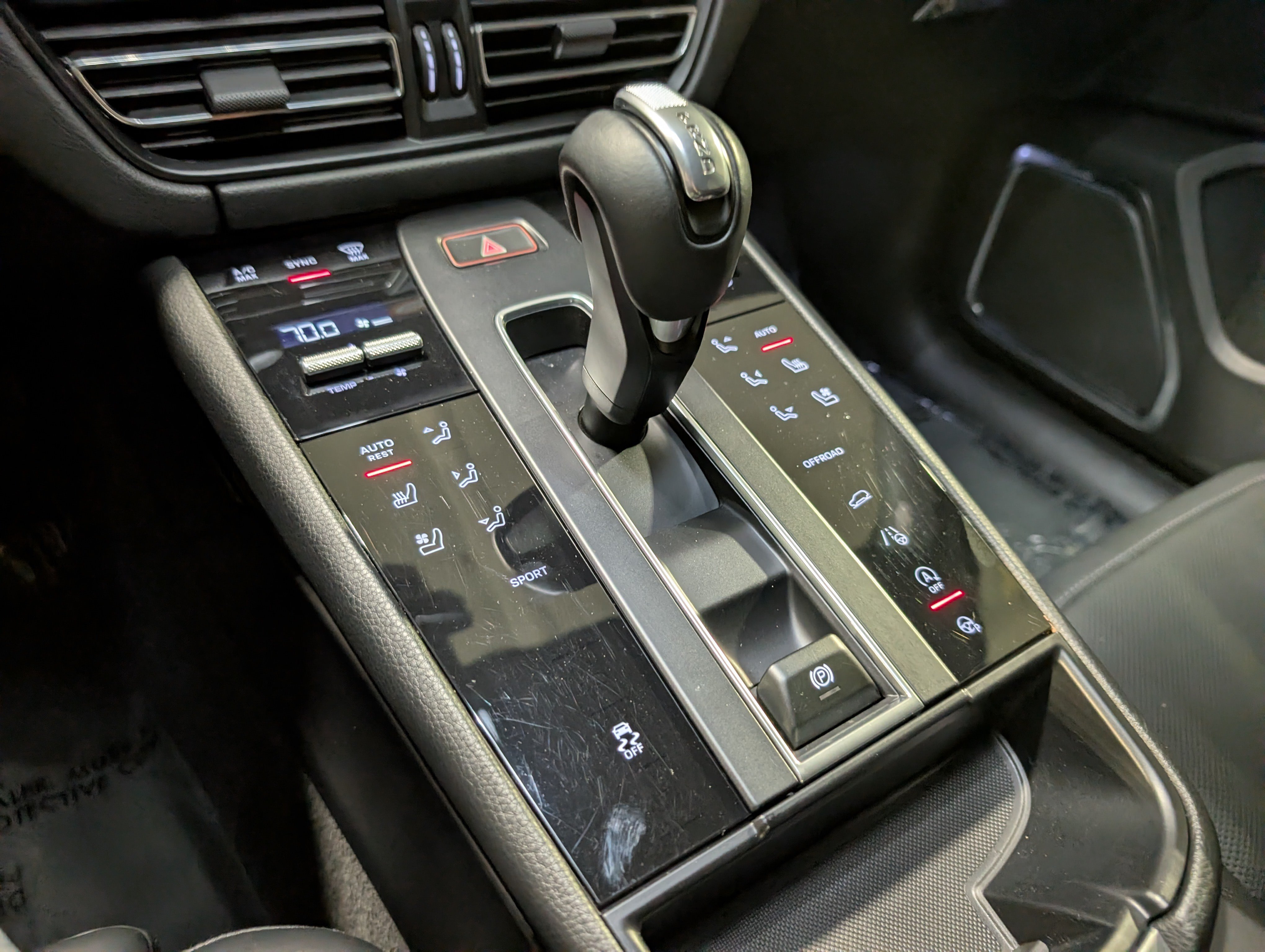 Certified 2023 Porsche Macan Turbo AWD/4WD image 39