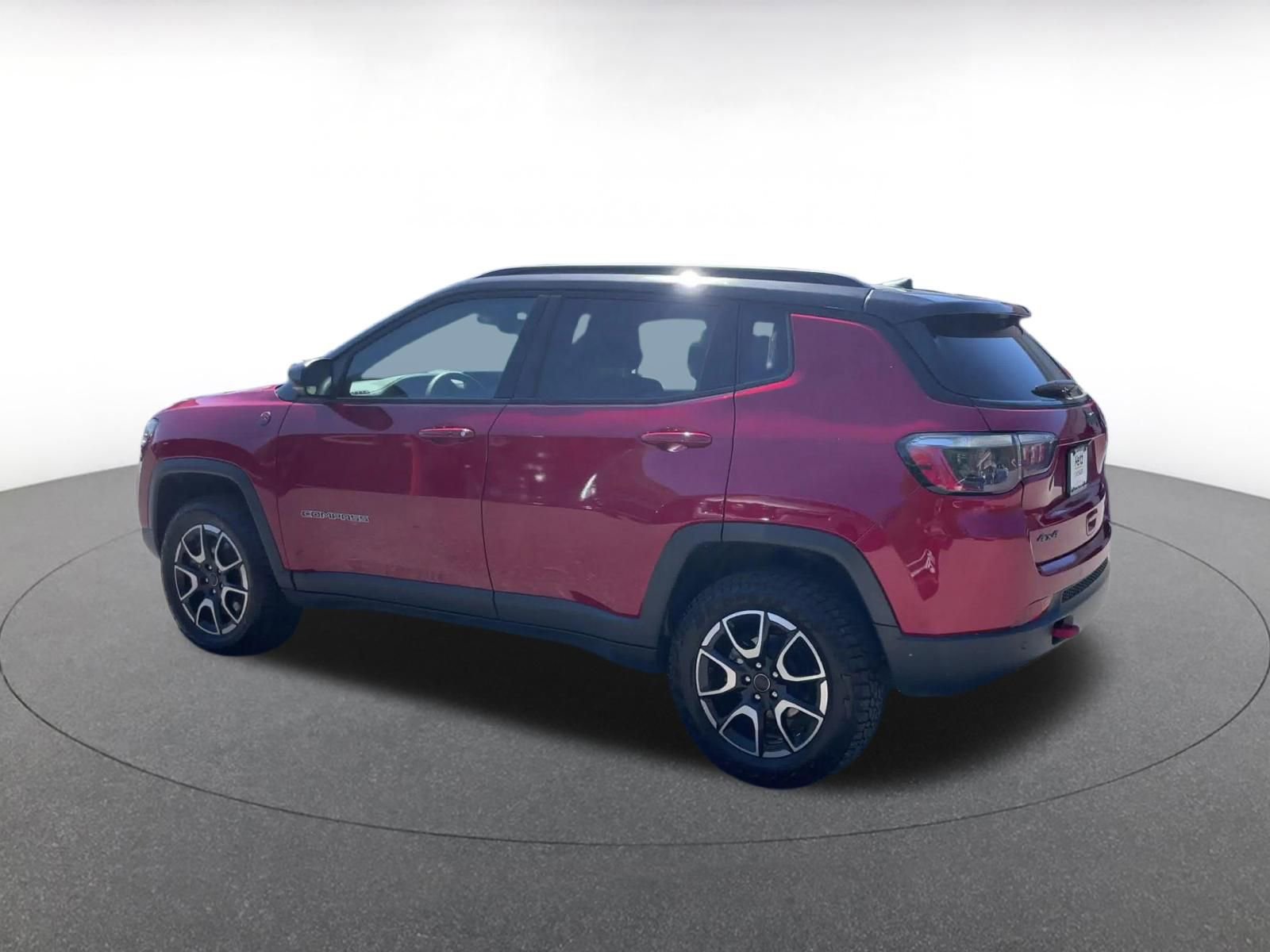 Used 2025 Jeep Compass Trailhawk AWD/4WD image 9
