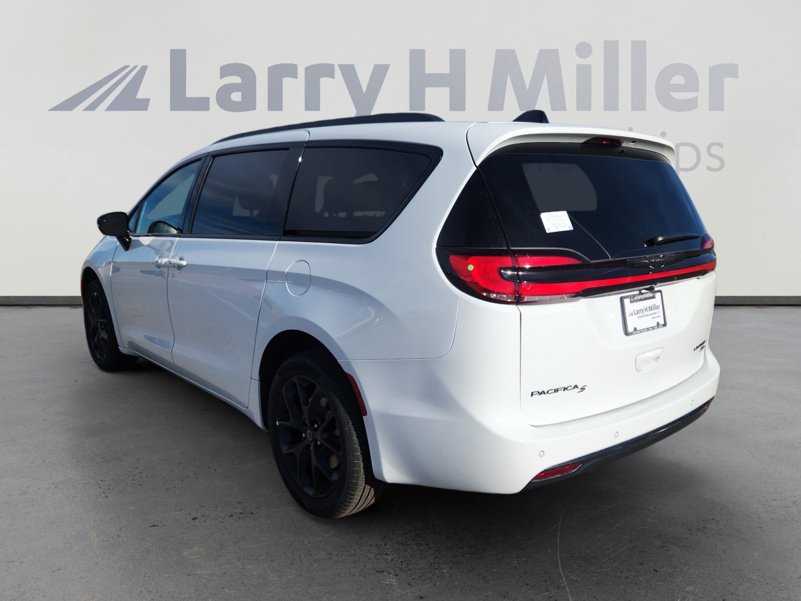 New 2026 Chrysler Pacifica Limited w/ S Appearance Package AWD/4WD image 4