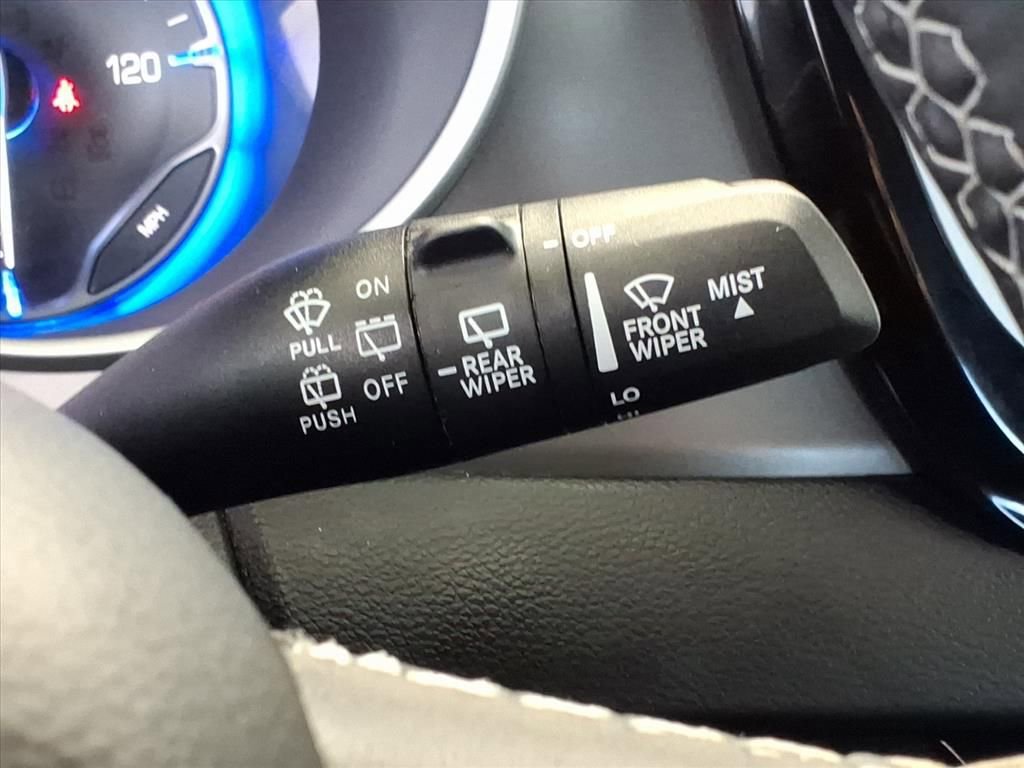 Used 2025 Chrysler Pacifica Select image 18