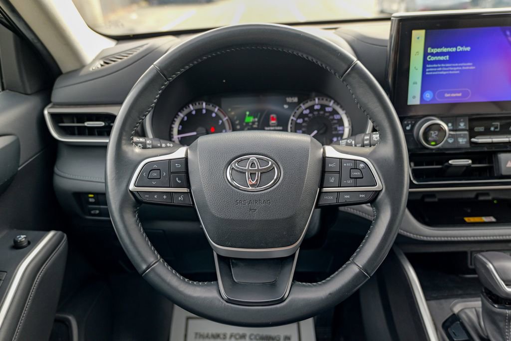 Used 2023 Toyota Highlander XLE AWD/4WD image 40