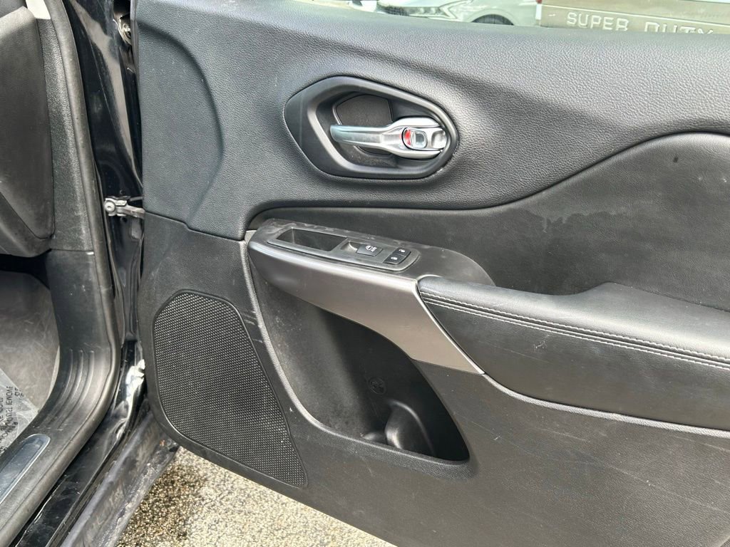 Used 2019 Jeep Cherokee Limited image 32