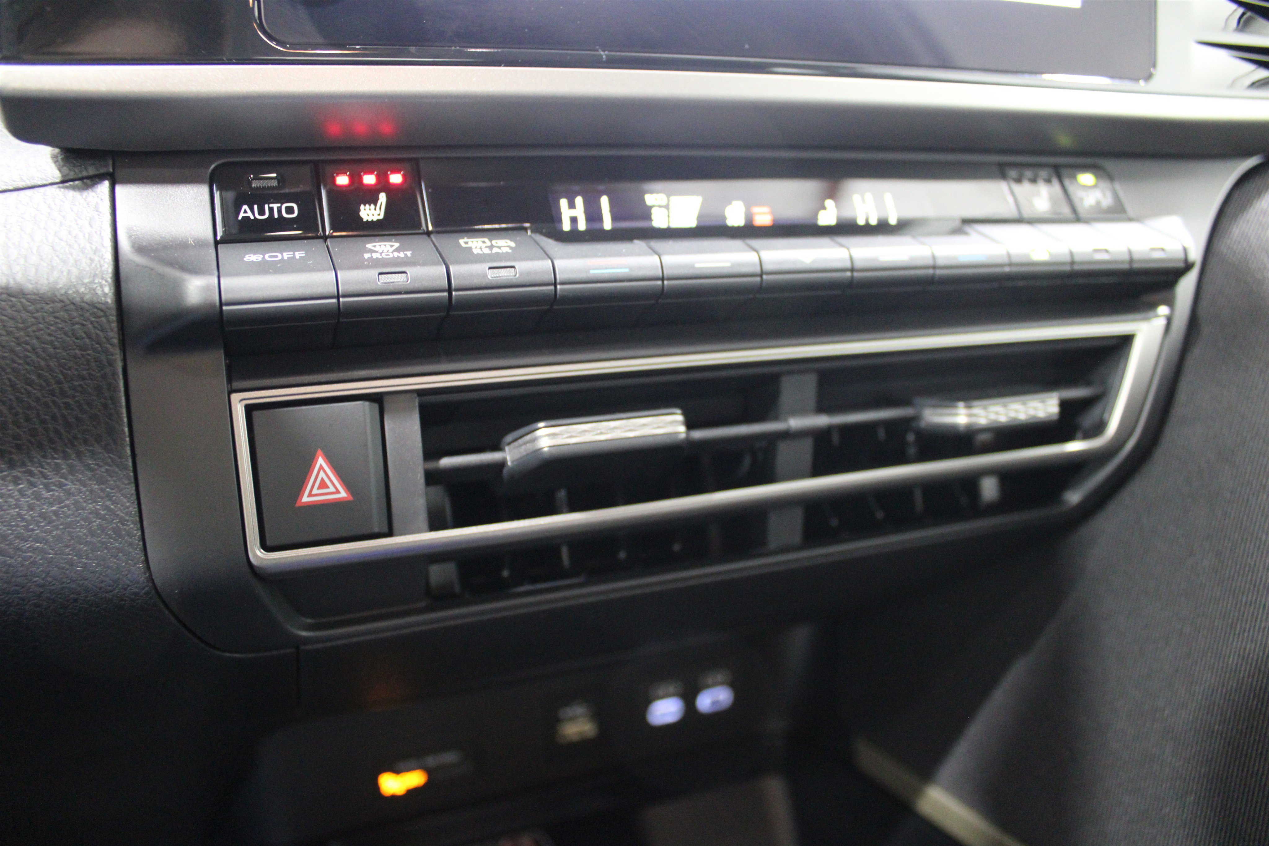 Used 2025 Toyota Camry LE w/ Convenience Package image 16