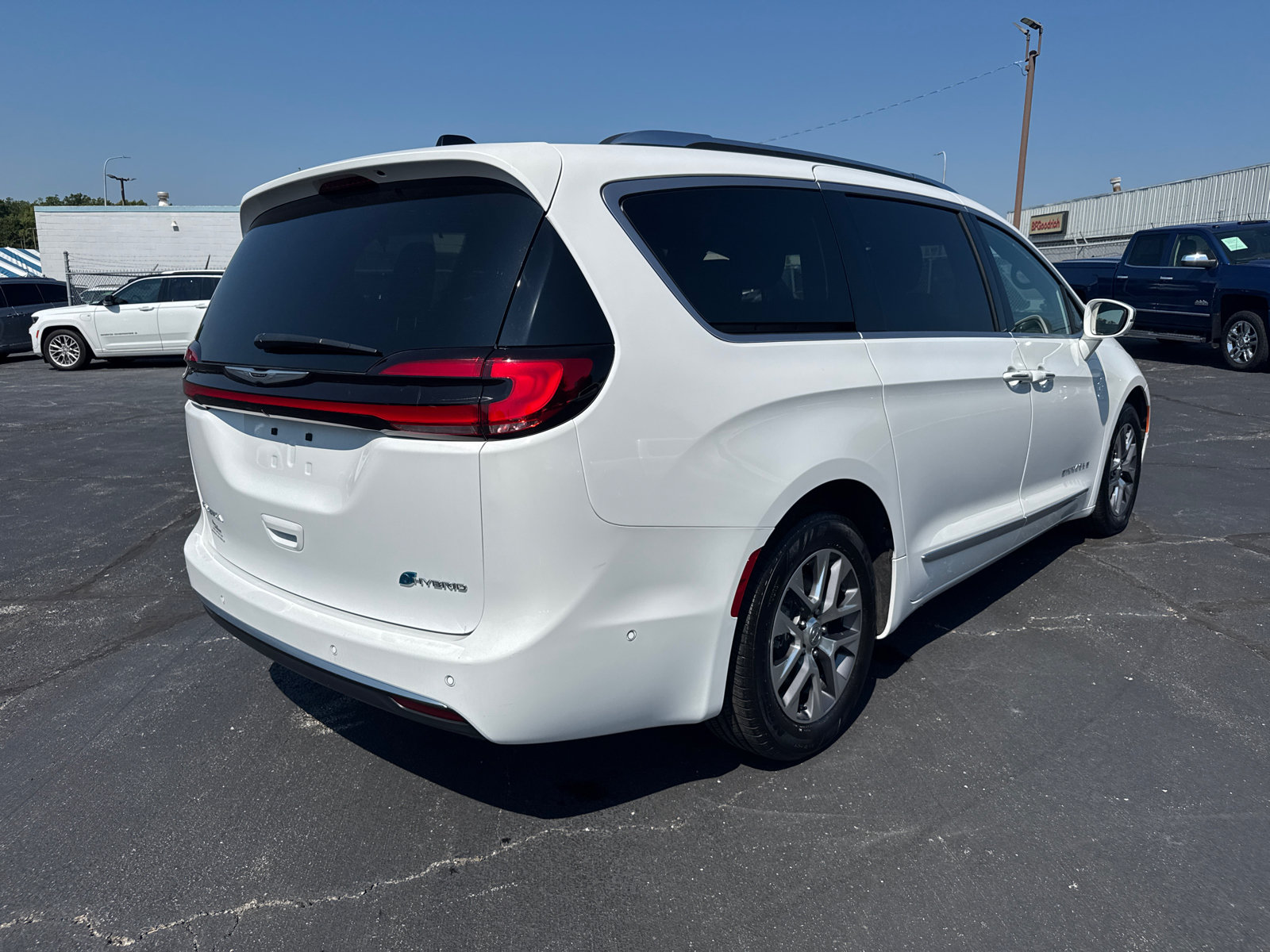 Used 2024 Chrysler Pacifica Pinnacle FWD image 5