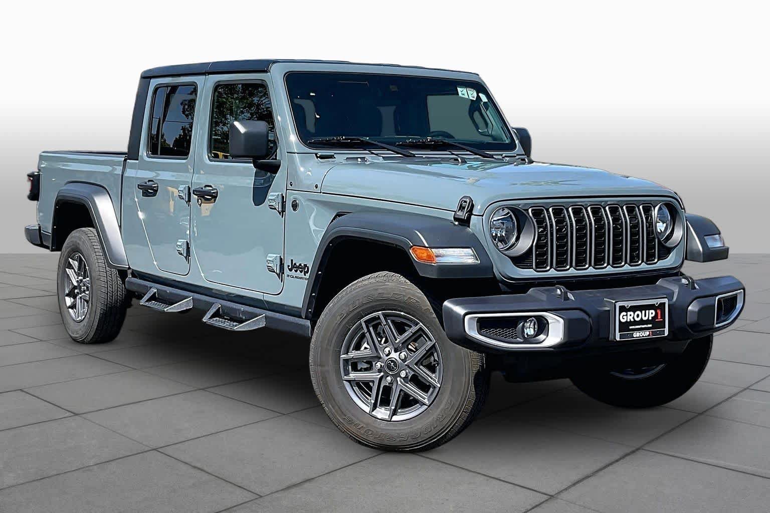 Used 2025 Jeep Gladiator Sport AWD/4WD image 2