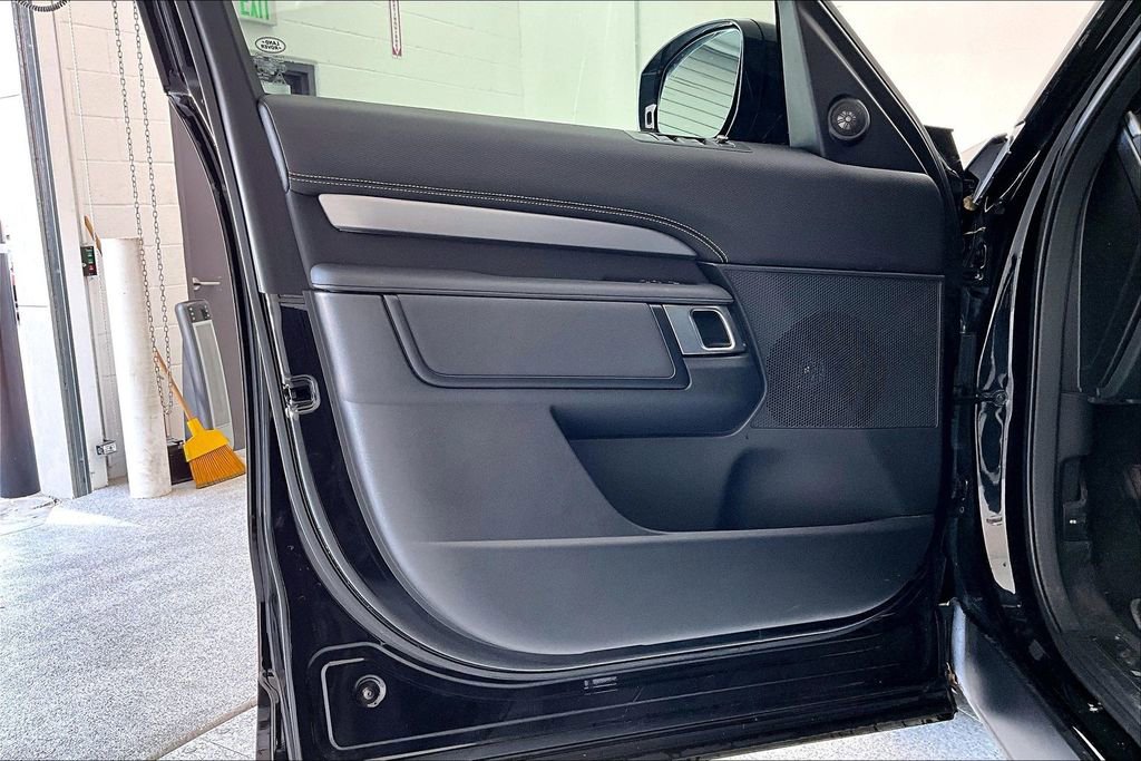 Used 2022 Land Rover Discovery S R-Dynamic image 23