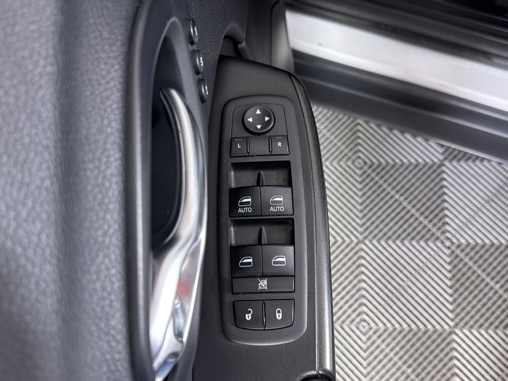 Used 2019 Jeep Cherokee Trailhawk AWD/4WD image 25