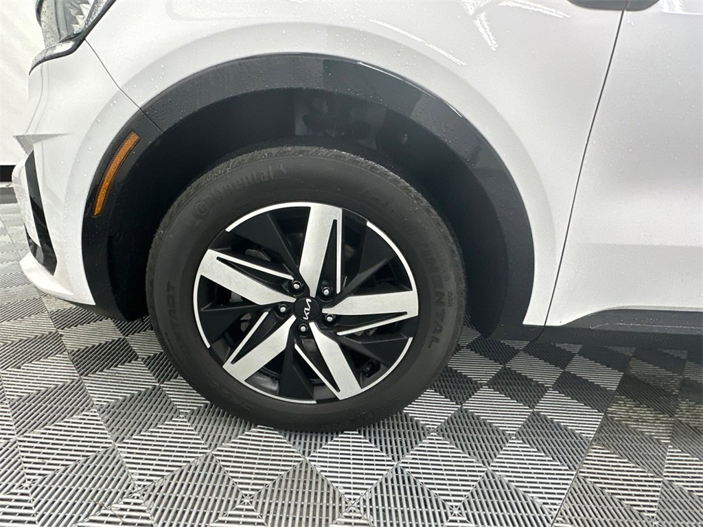 Used 2022 Kia Sorento EX w/ Panoramic Sunroof Package image 12