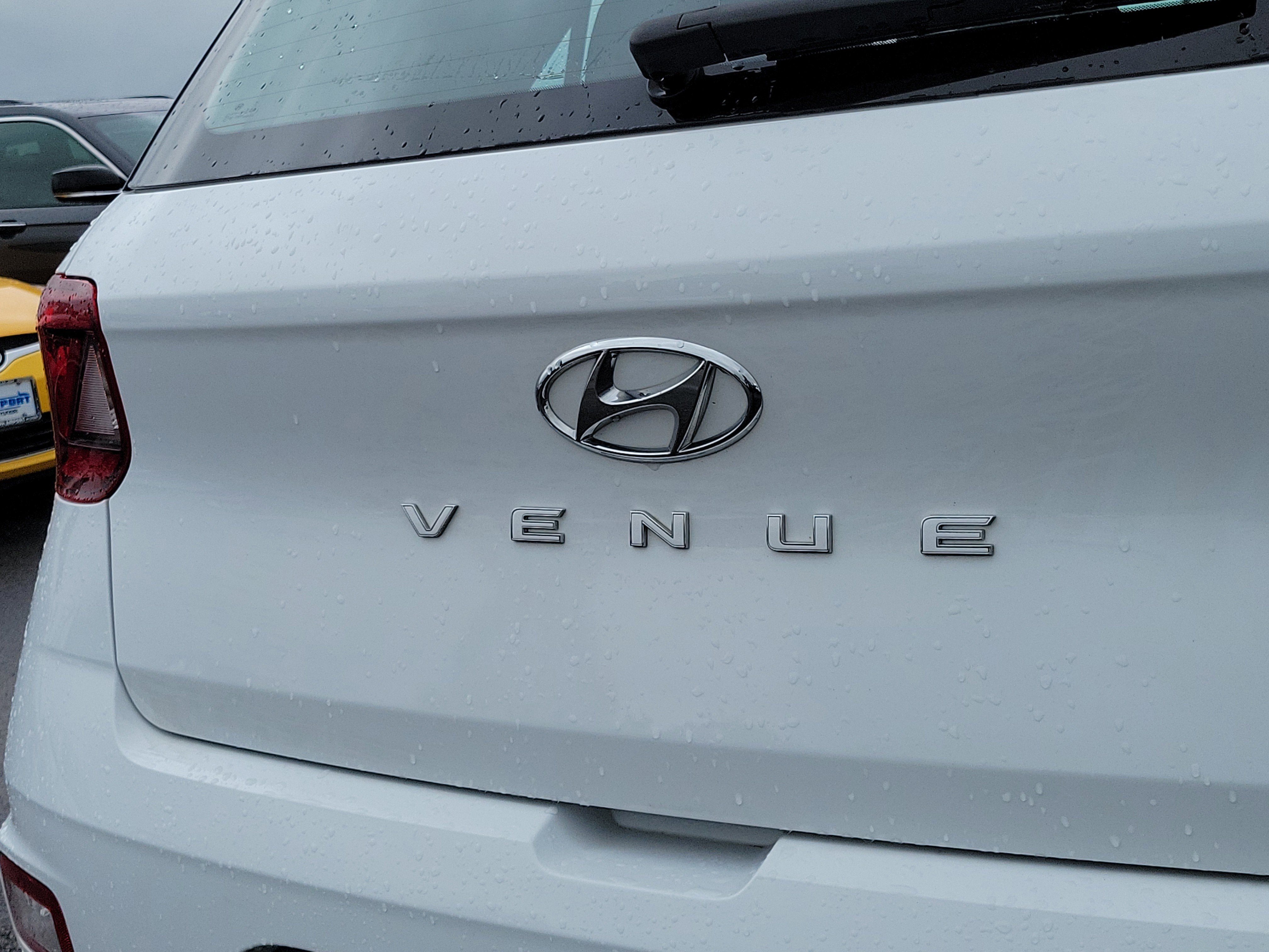 Used 2022 Hyundai Venue Limited FWD image 8