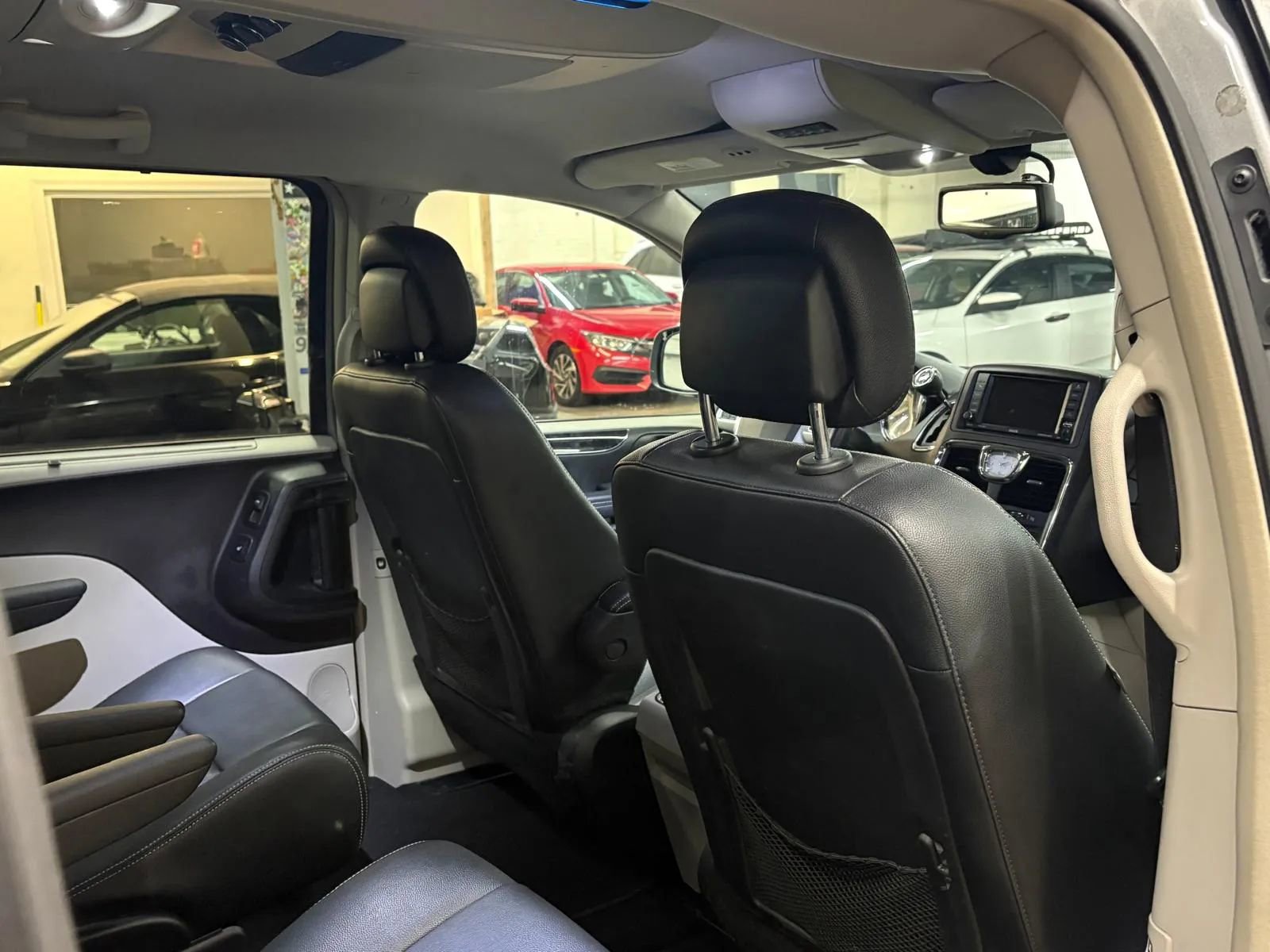 Used 2015 Chrysler Town & Country Touring-L w/ Driver Convenience Group image 25