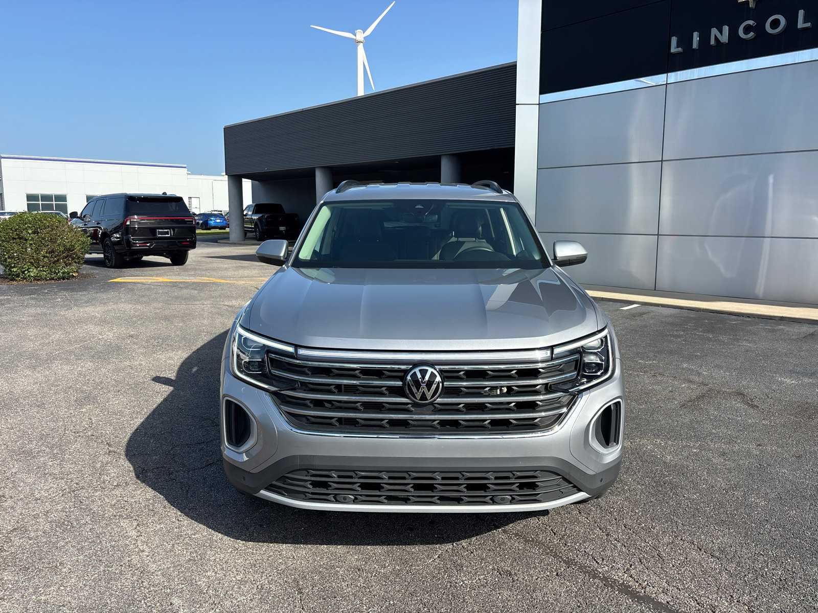 Used 2024 Volkswagen Atlas SE w/ Black Wheel Package AWD/4WD image 2