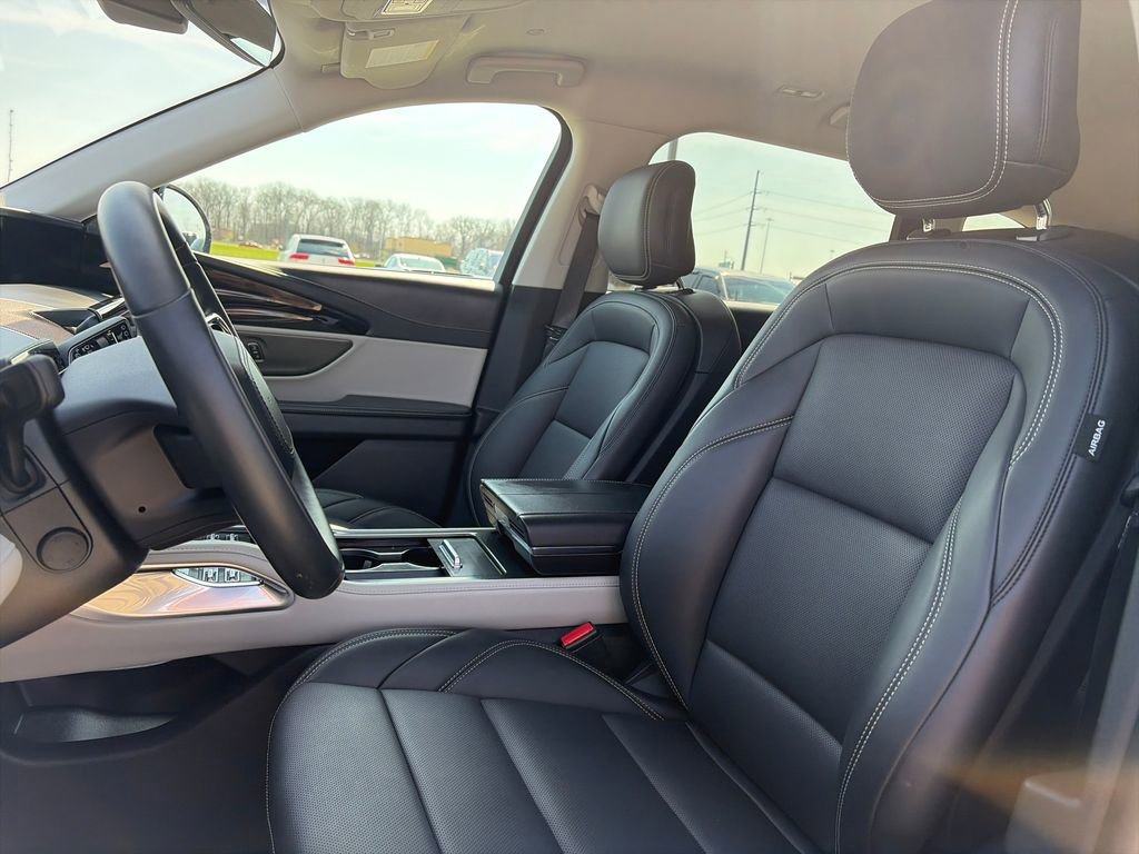 Used 2025 Lincoln Nautilus Premier AWD/4WD image 17