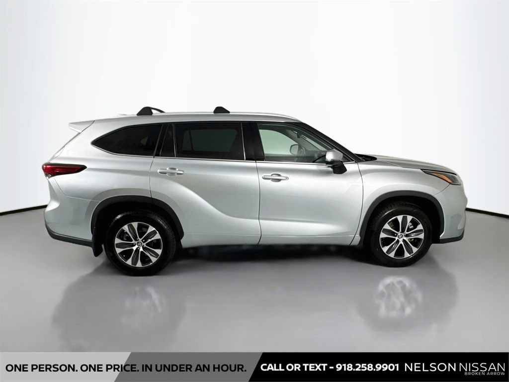 Used 2022 Toyota Highlander XLE AWD/4WD image 4