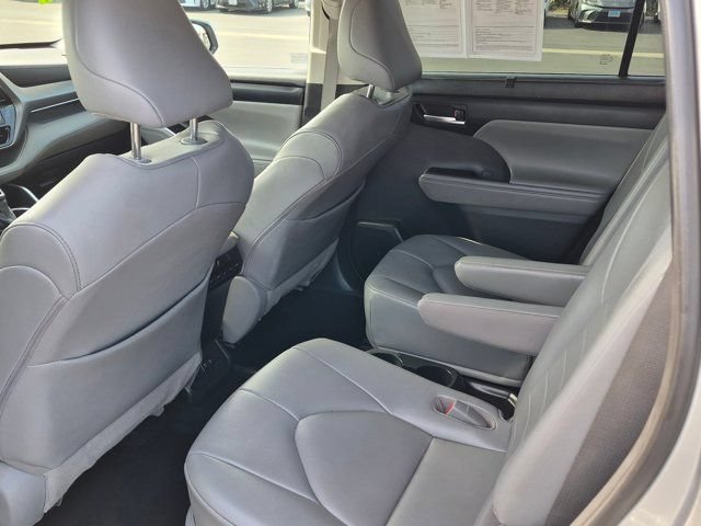 Used 2021 Toyota Highlander XLE AWD/4WD image 15