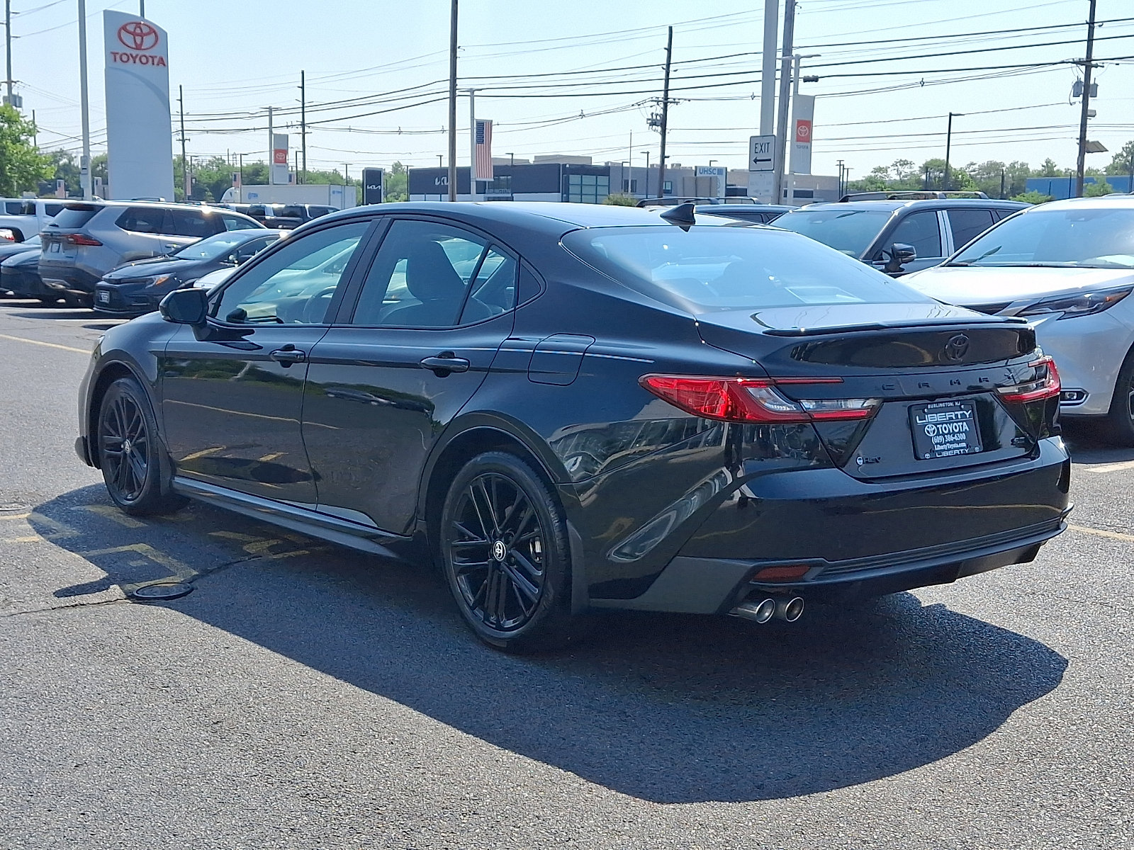 Used 2025 Toyota Camry SE w/ Convenience Package FWD image 4