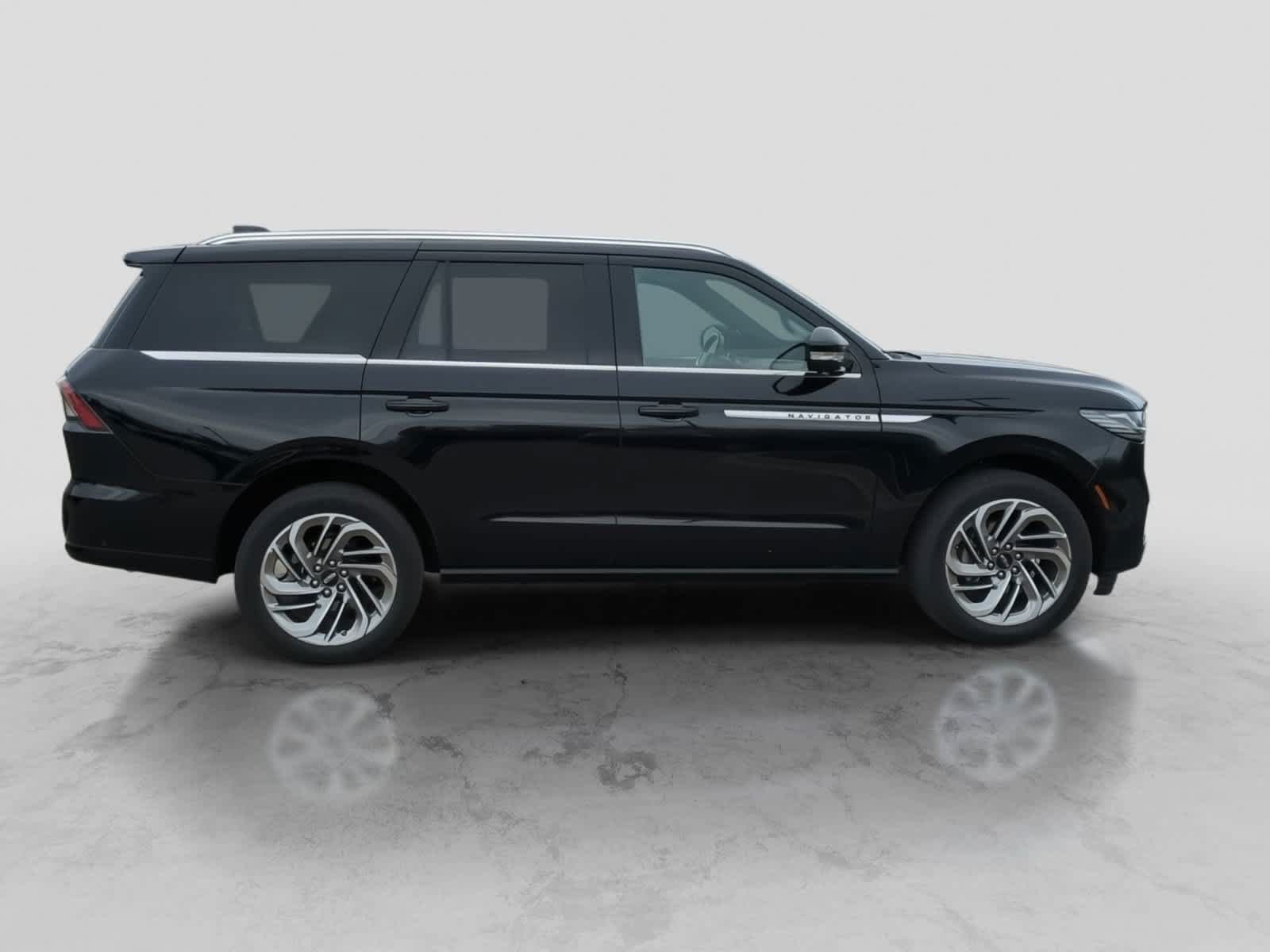 Used 2025 Lincoln Navigator Reserve AWD/4WD image 9