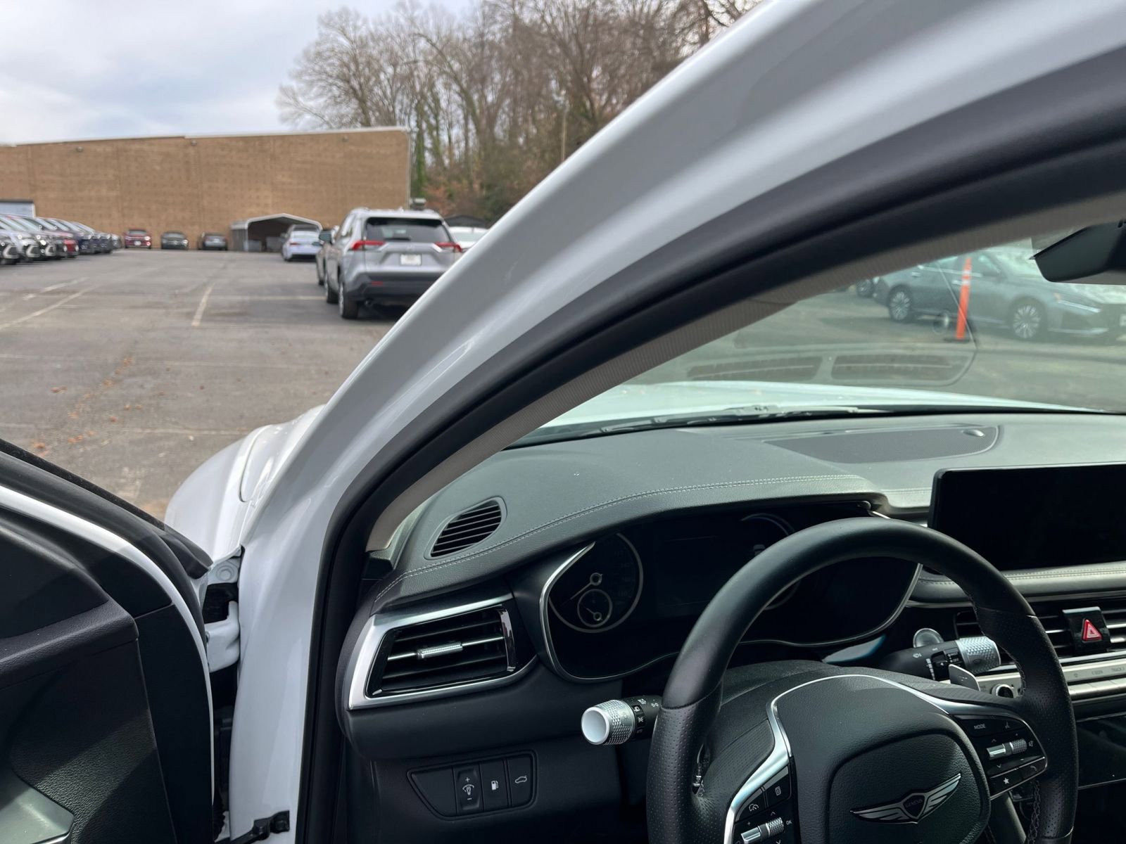 Used 2025 Genesis G70 2.5T image 34