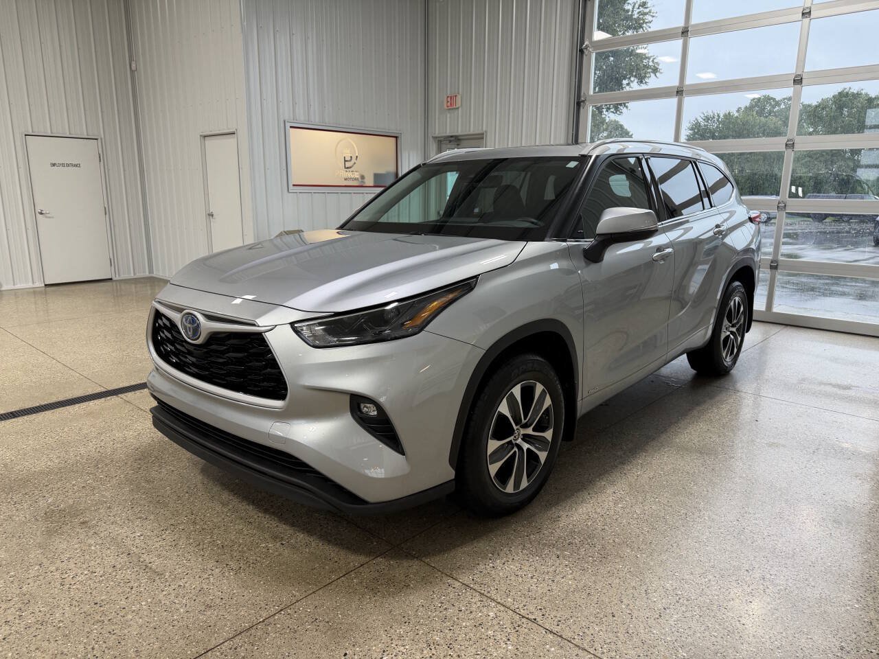 Used 2022 Toyota Highlander XLE AWD/4WD image 2