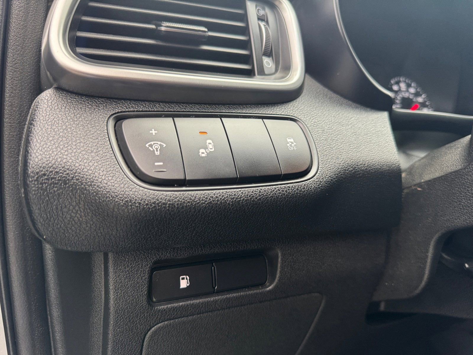 Used 2019 Kia Sorento LX w/ LX Convenience Package image 19