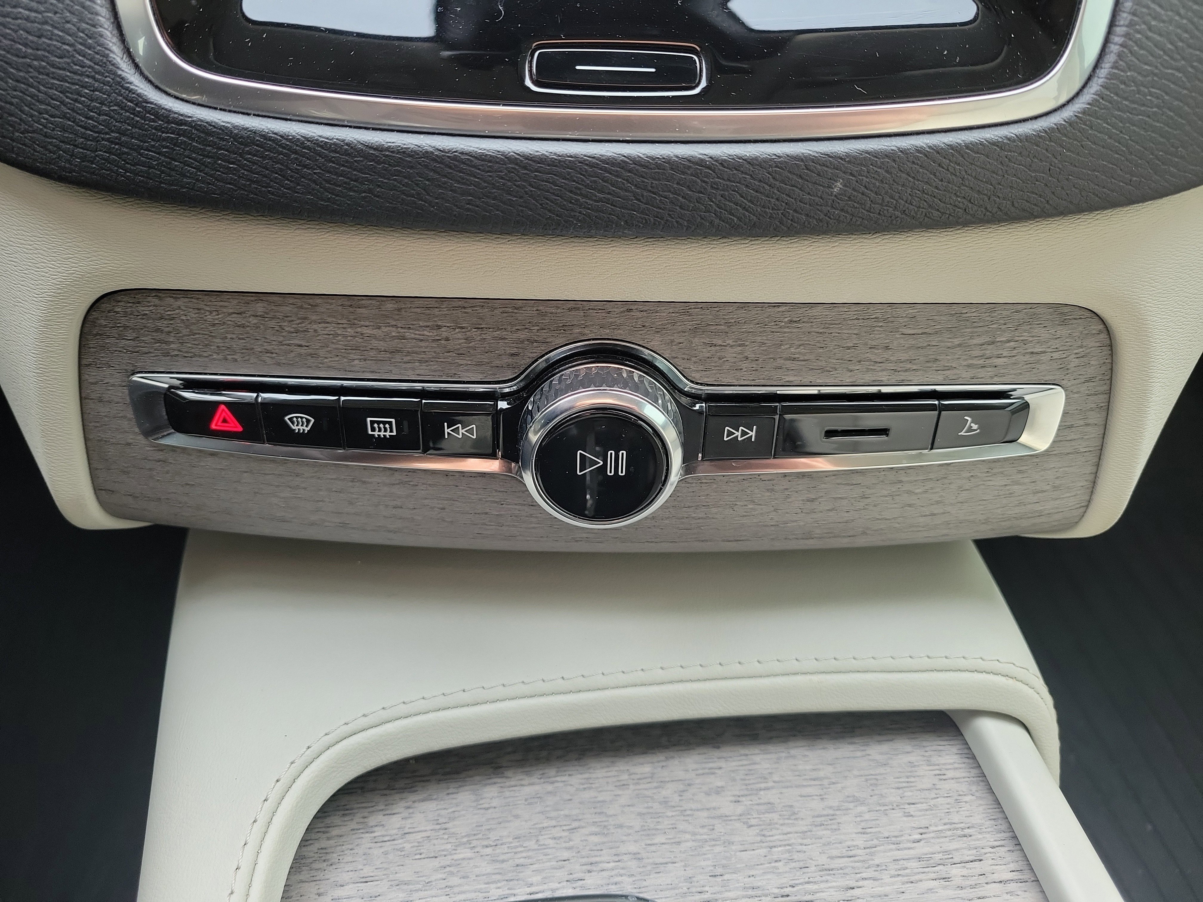 Used 2024 Volvo XC90 B6 Plus w/ Protection Package Premier image 34
