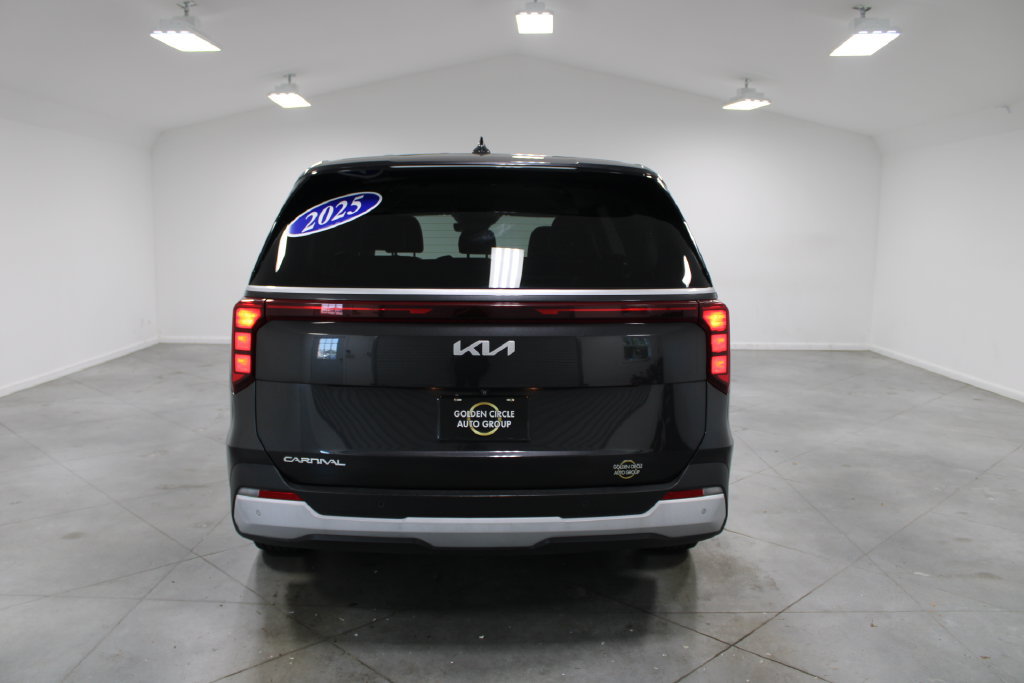 Used 2025 Kia Carnival FWD image 8