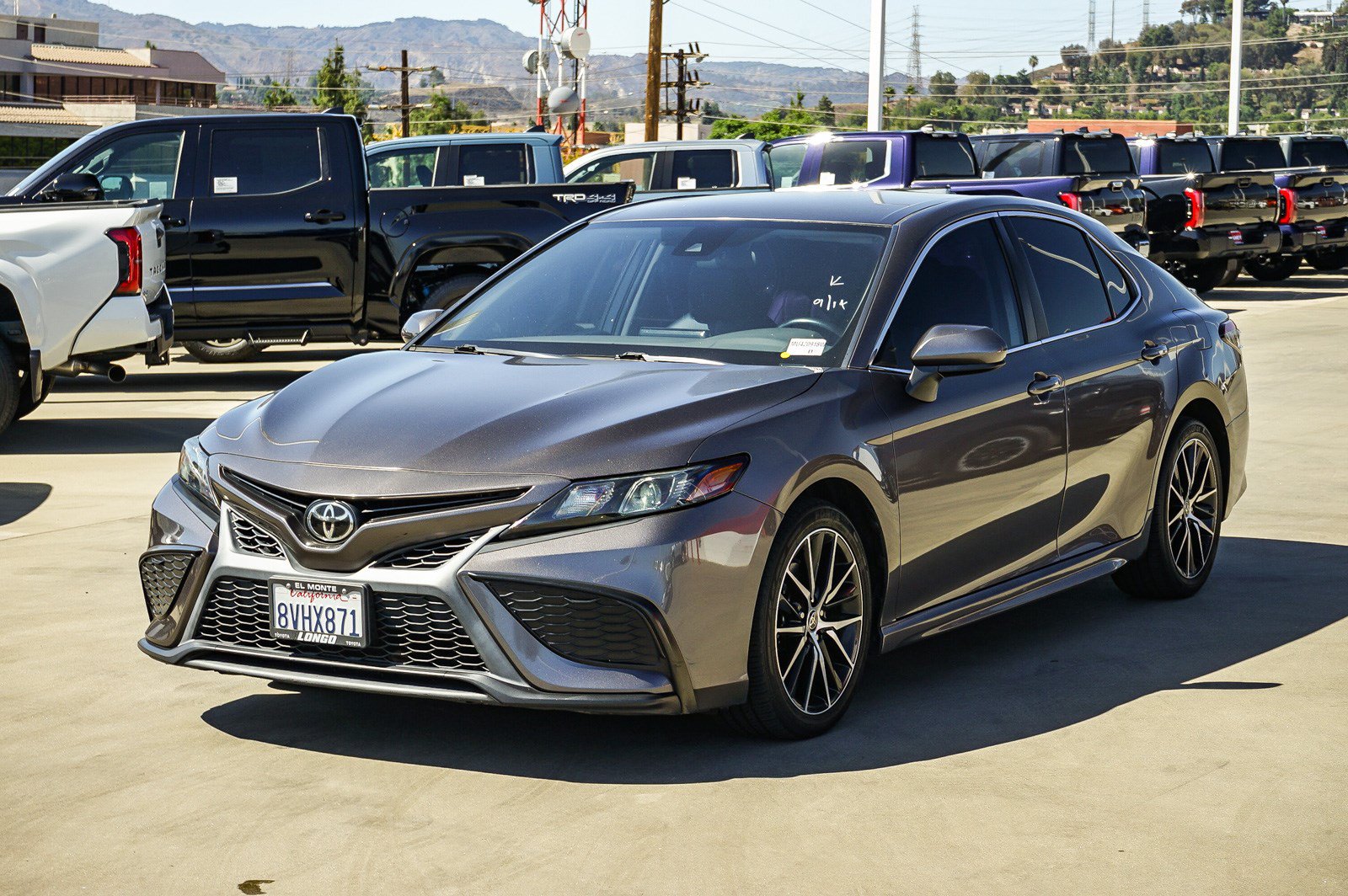 Used 2021 Toyota Camry SE w/ Carpet Mat Package (TMS) FWD image 3