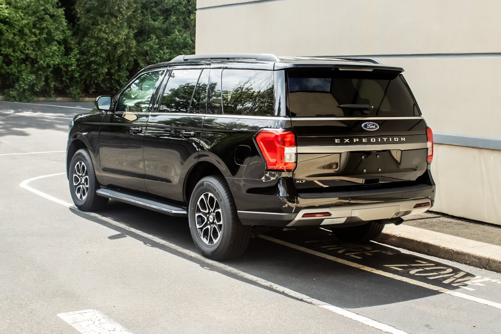 Used 2023 Ford Expedition XLT AWD/4WD image 5