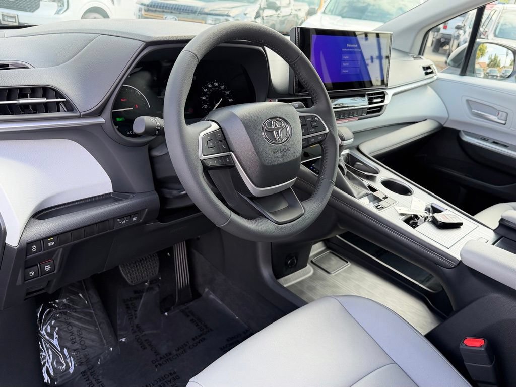 Used 2026 Toyota Sienna XLE FWD image 28