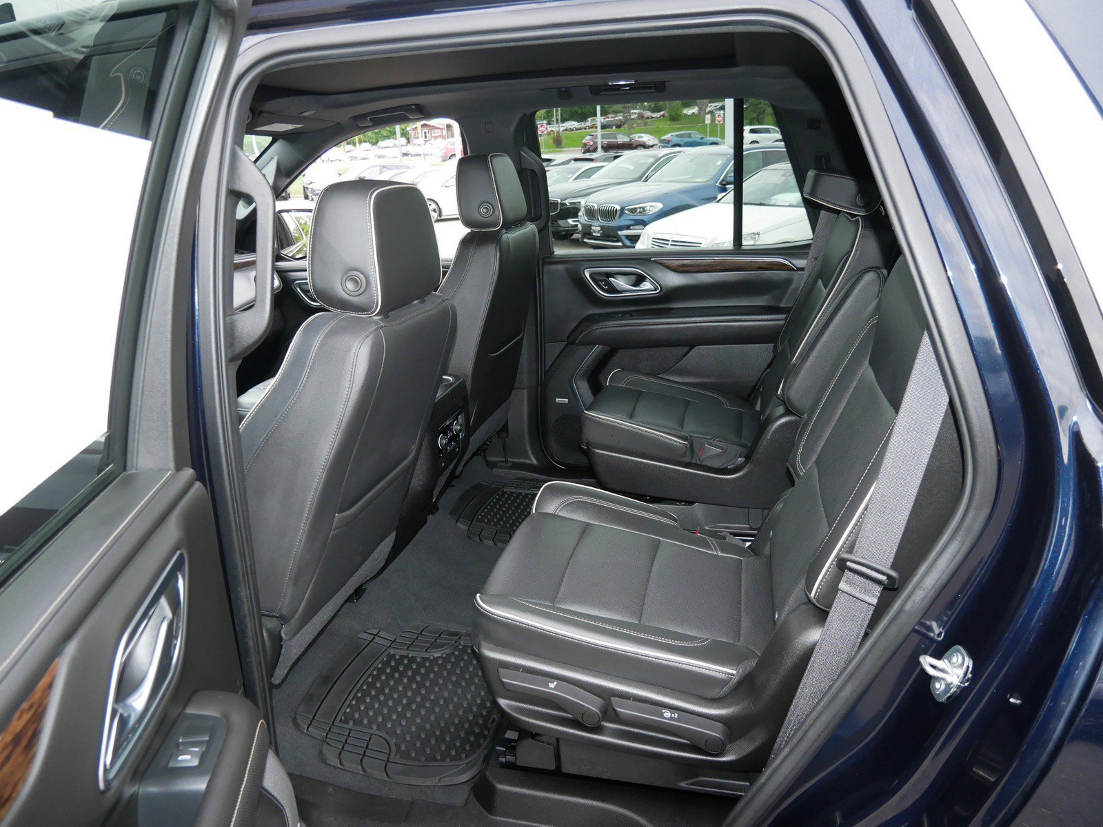 Used 2021 Chevrolet Tahoe Premier w/ Premium Package AWD/4WD image 11