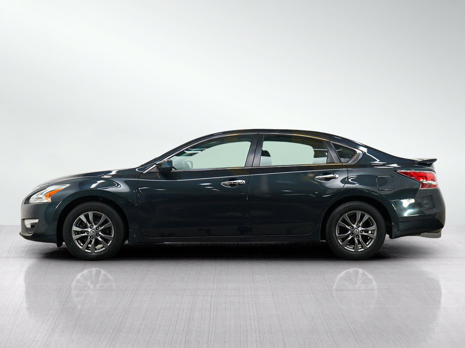 Used 2015 Nissan Altima 2.5 S w/ Special Edition Package FWD image 2