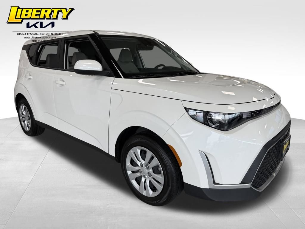 Used 2025 Kia Soul LX FWD image 1