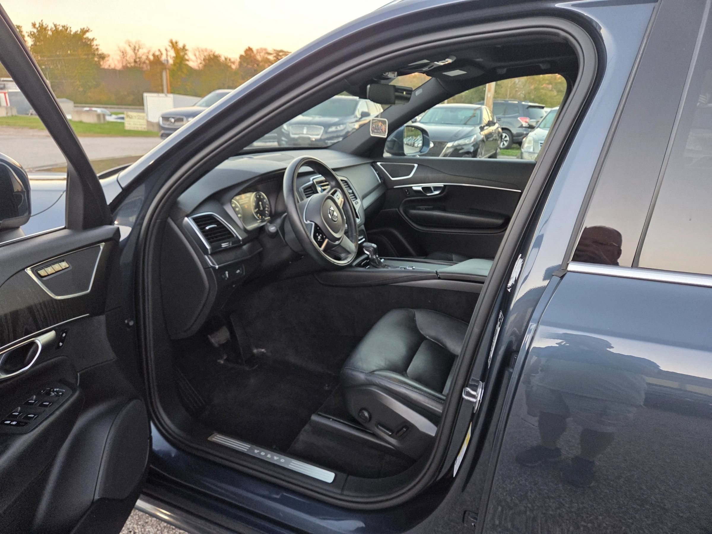 Used 2020 Volvo XC90 T5 Momentum w/ Protection Package AWD/4WD image 11
