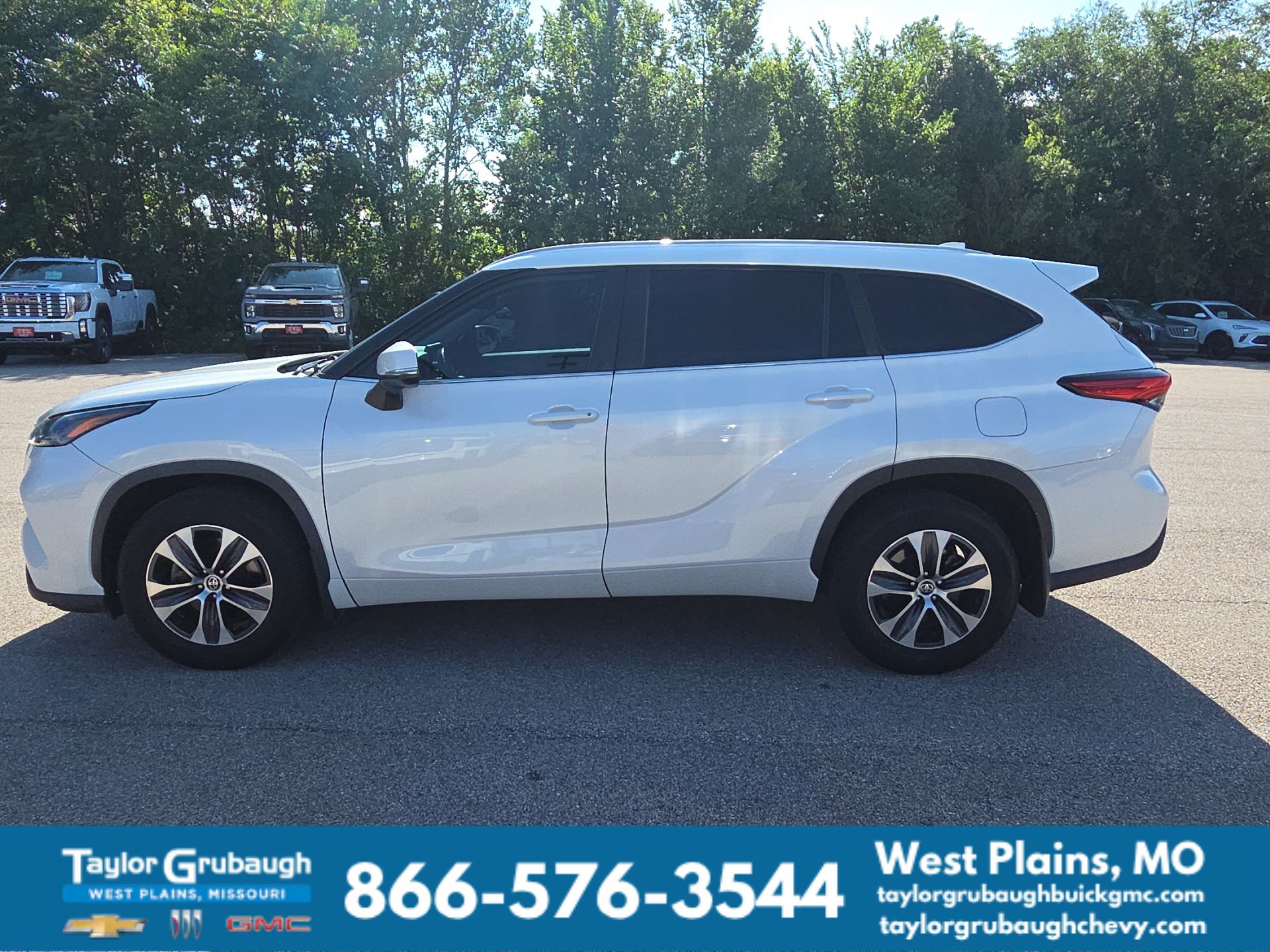 Used 2023 Toyota Highlander XLE AWD/4WD image 5