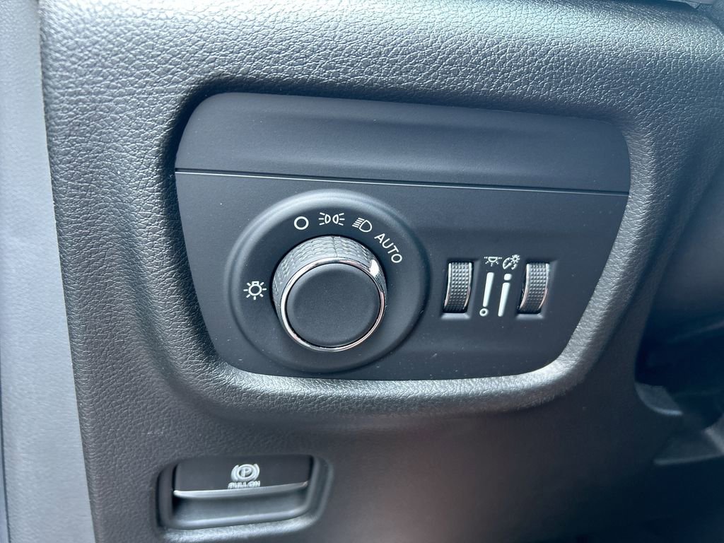 Used 2023 Jeep Grand Cherokee L Laredo AWD/4WD image 21