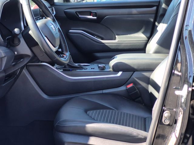 Used 2025 Toyota Highlander XSE image 16