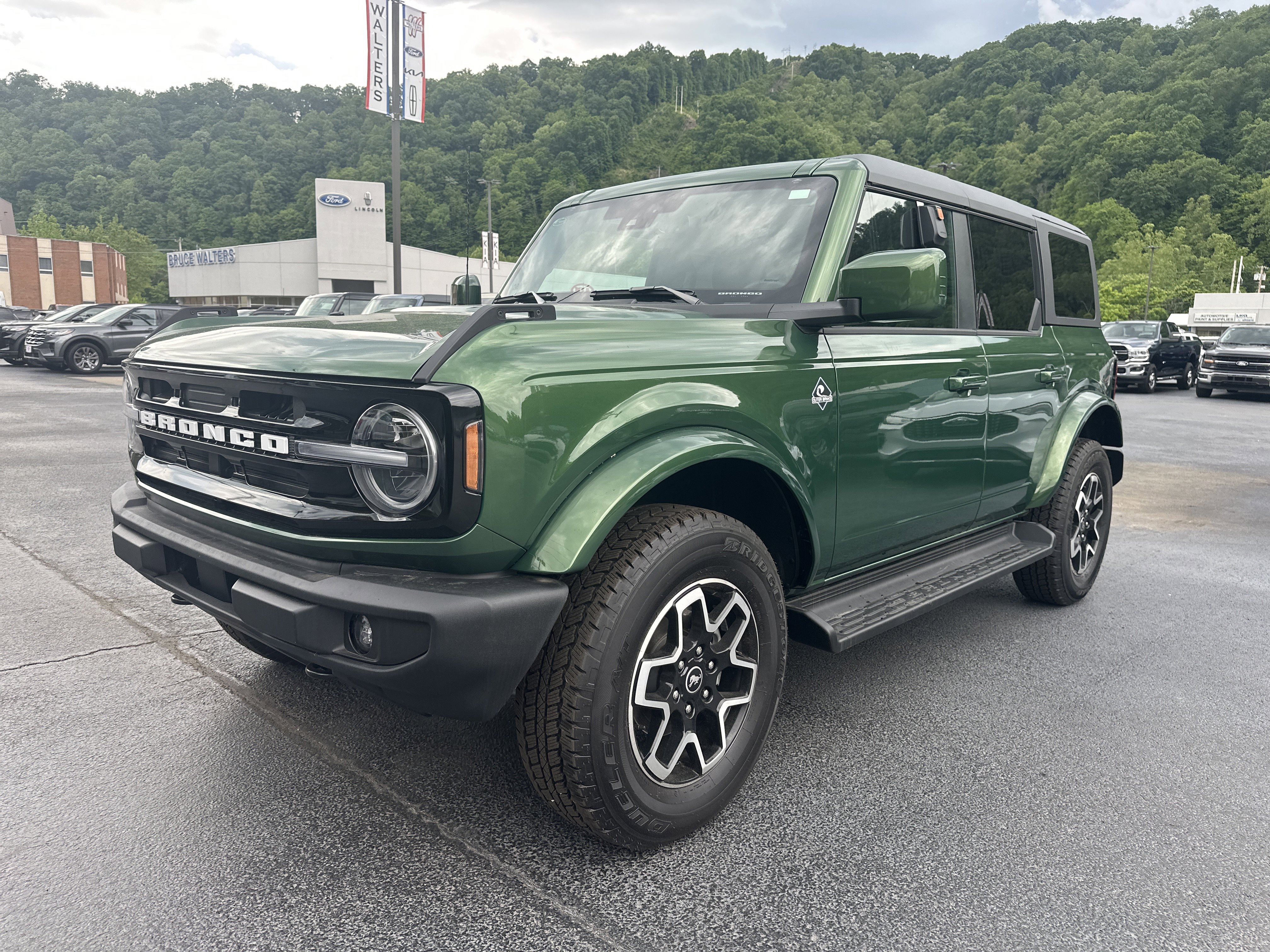 New 2025 Ford Bronco Outer Banks AWD/4WD image 2