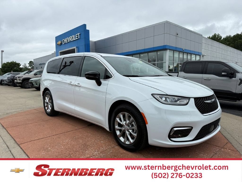 Used 2026 Chrysler Pacifica Limited FWD image 1