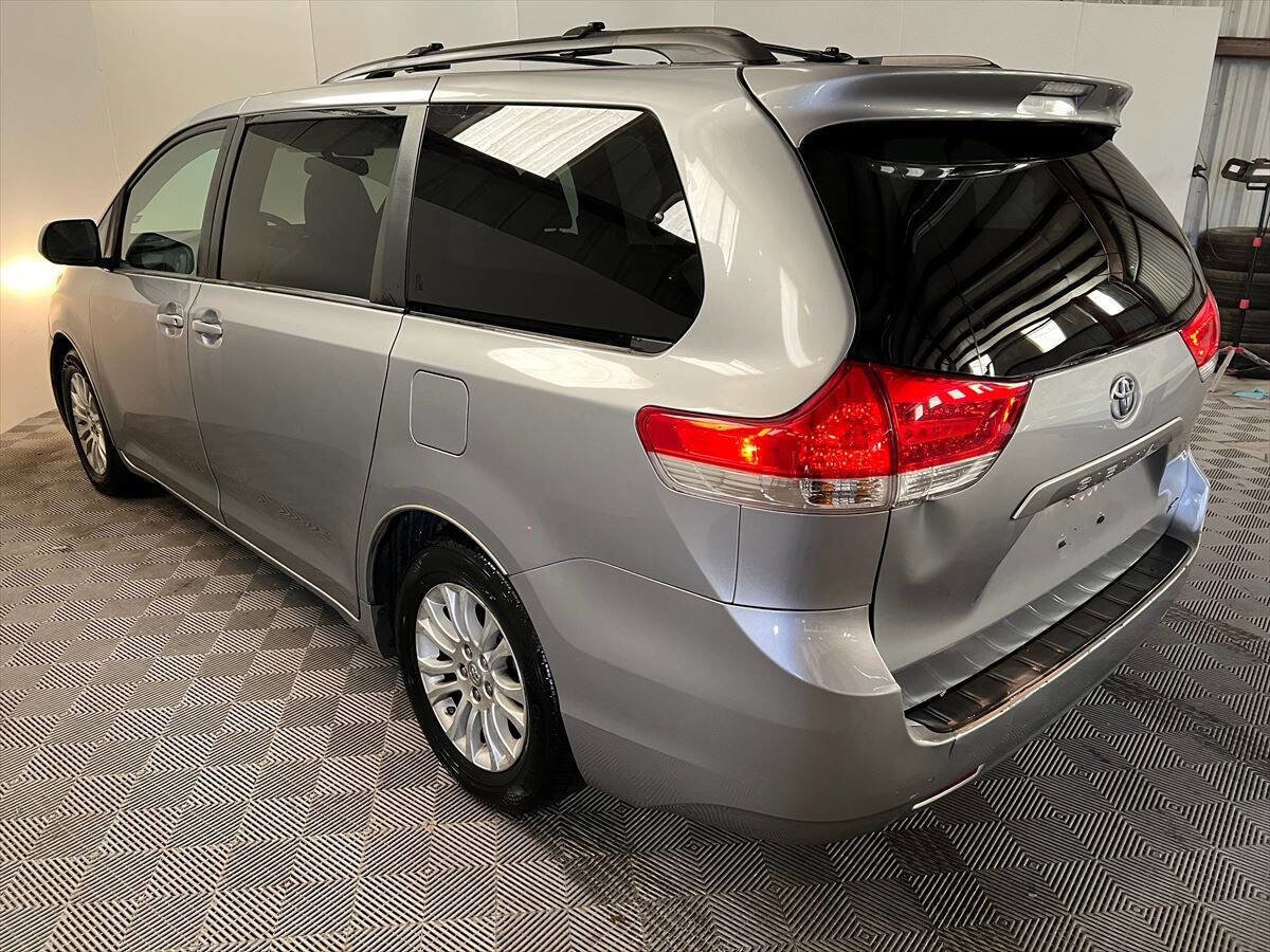 Used 2013 Toyota Sienna XLE image 7